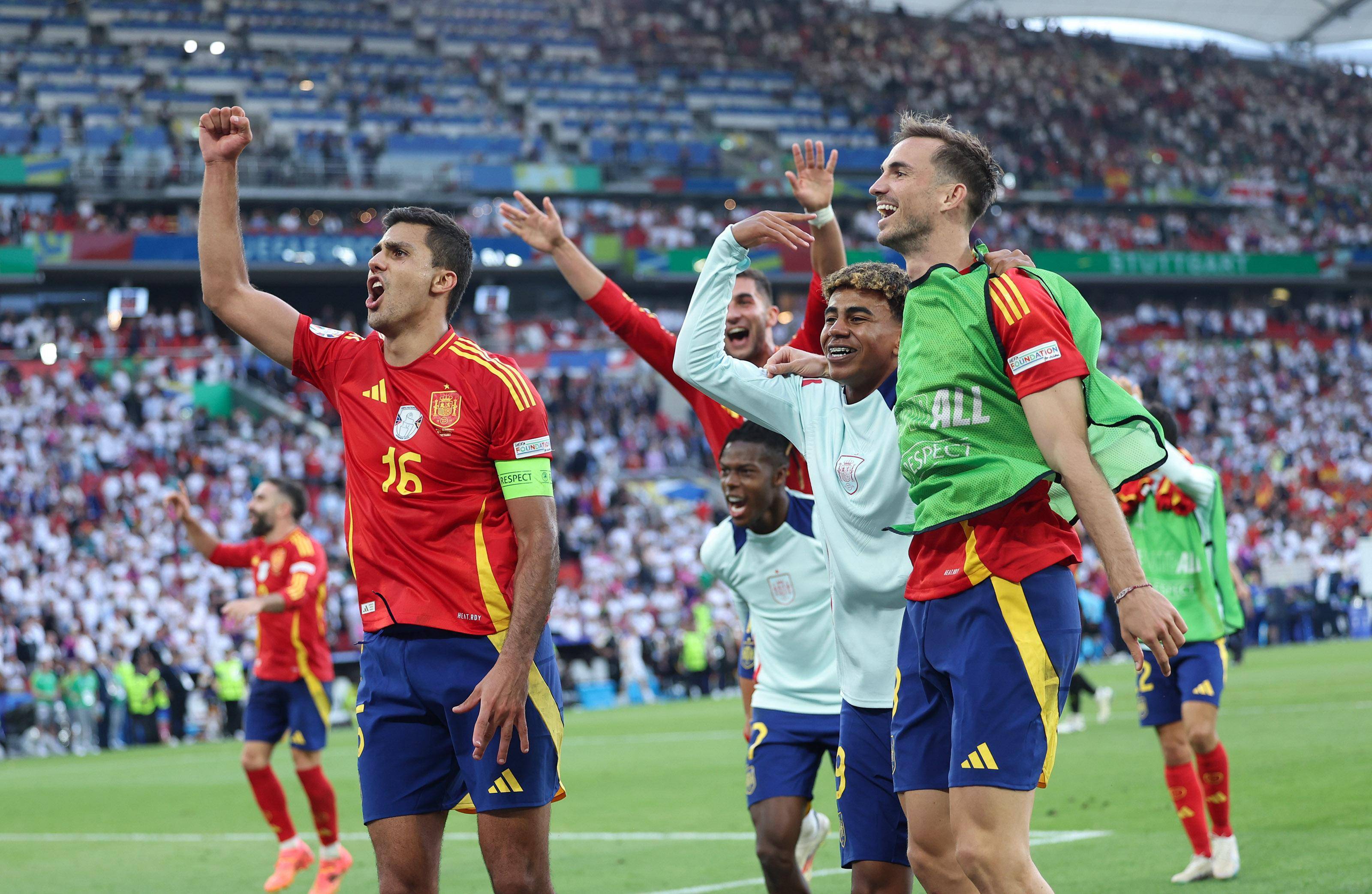 包含欧洲各国足球队斗志昂扬，力争胜利晋级淘汰赛的词条